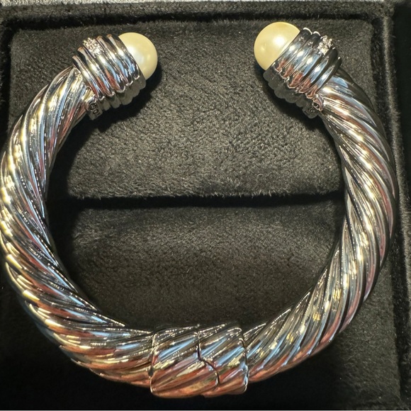 Silver cable bracelet with pearl like stone and diamond-like detail - Picture 4 of 6